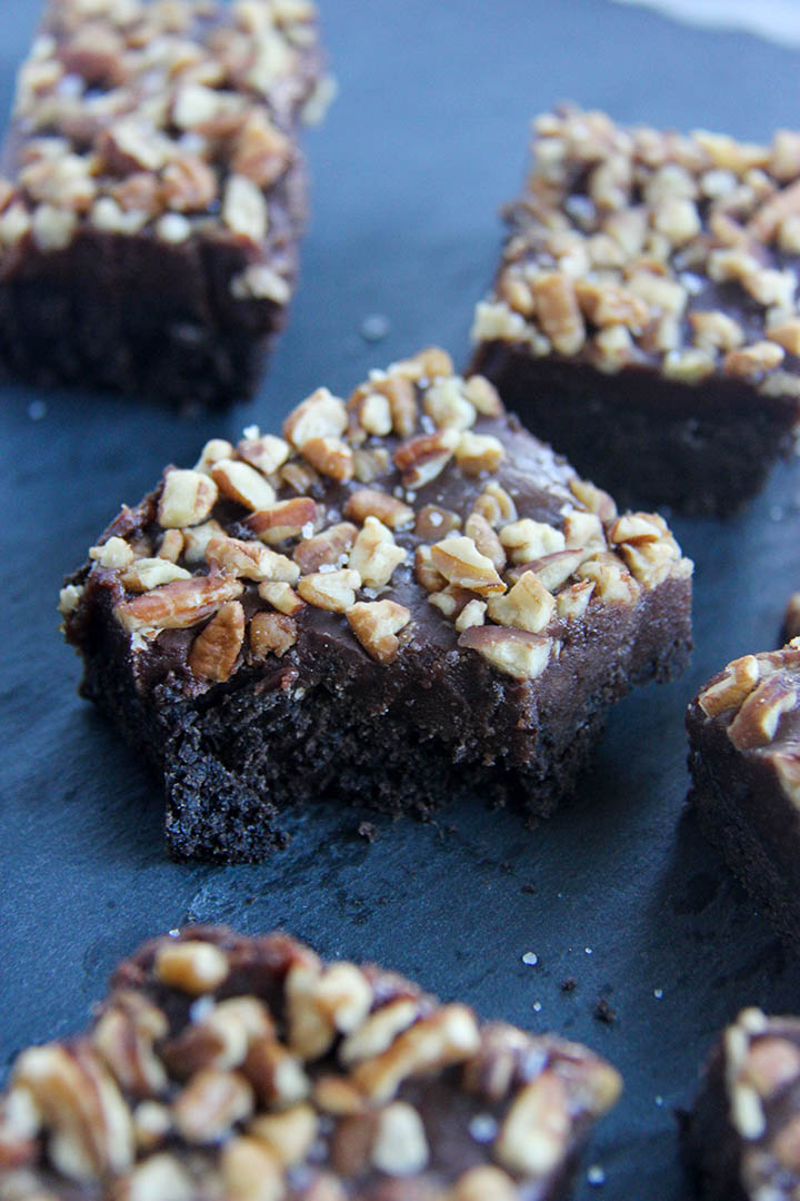 Salted Caramel Brownies | www.brunchnbites.com