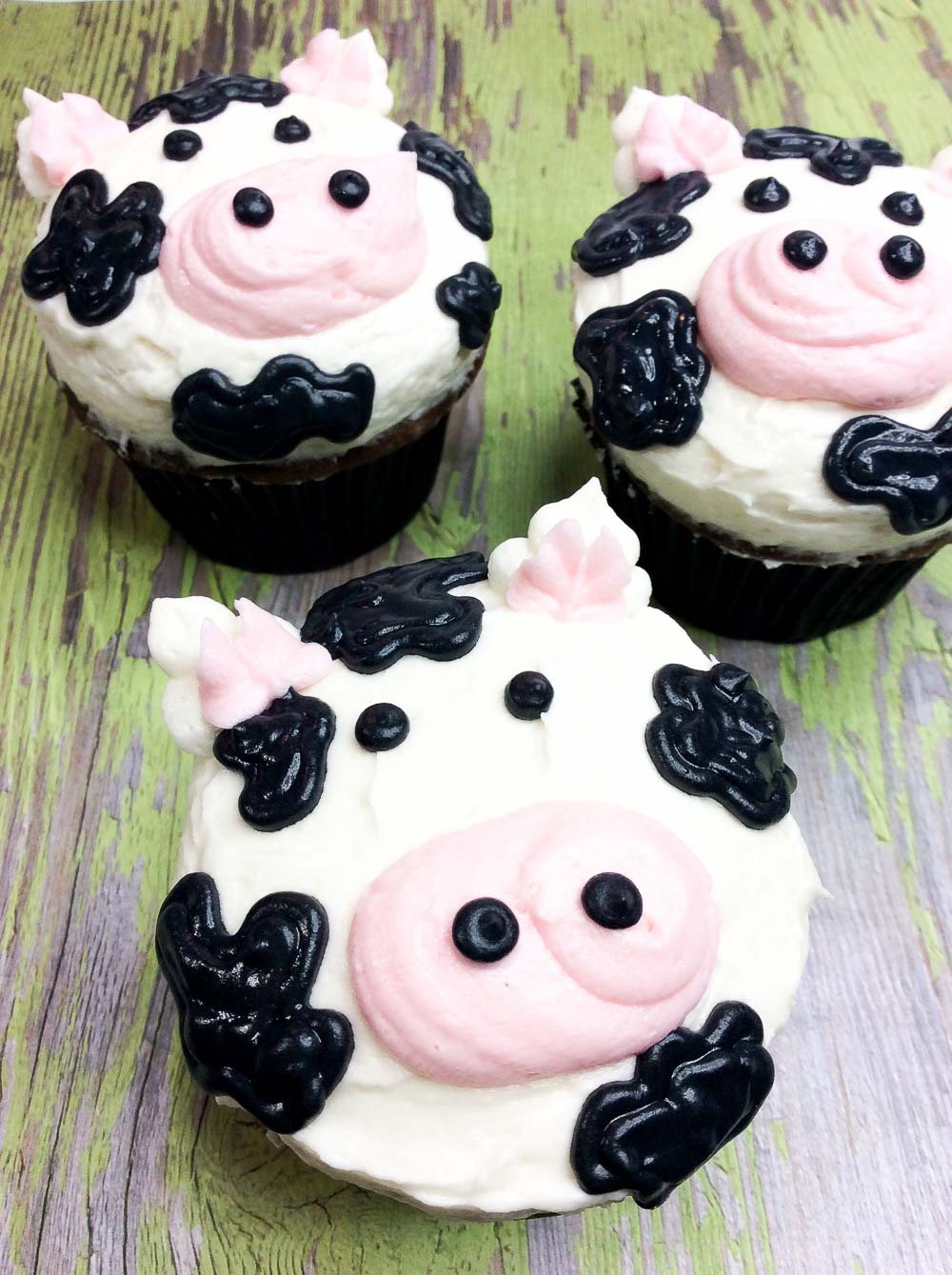 Cow Cake Tutorial using Marshmallow Fondant -