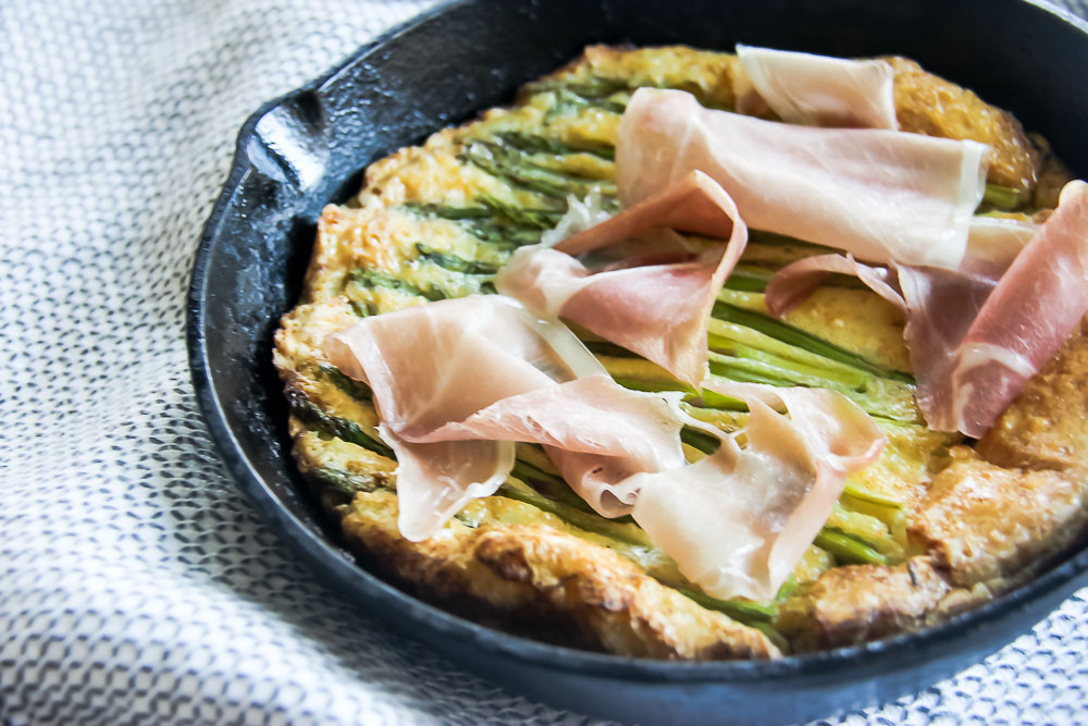 Asparagus Prosciutto Pancakes - a classic Dutch baby pancakes with savory and tasty fillings. This makes a fast and easy breakfast full of deliciousness!