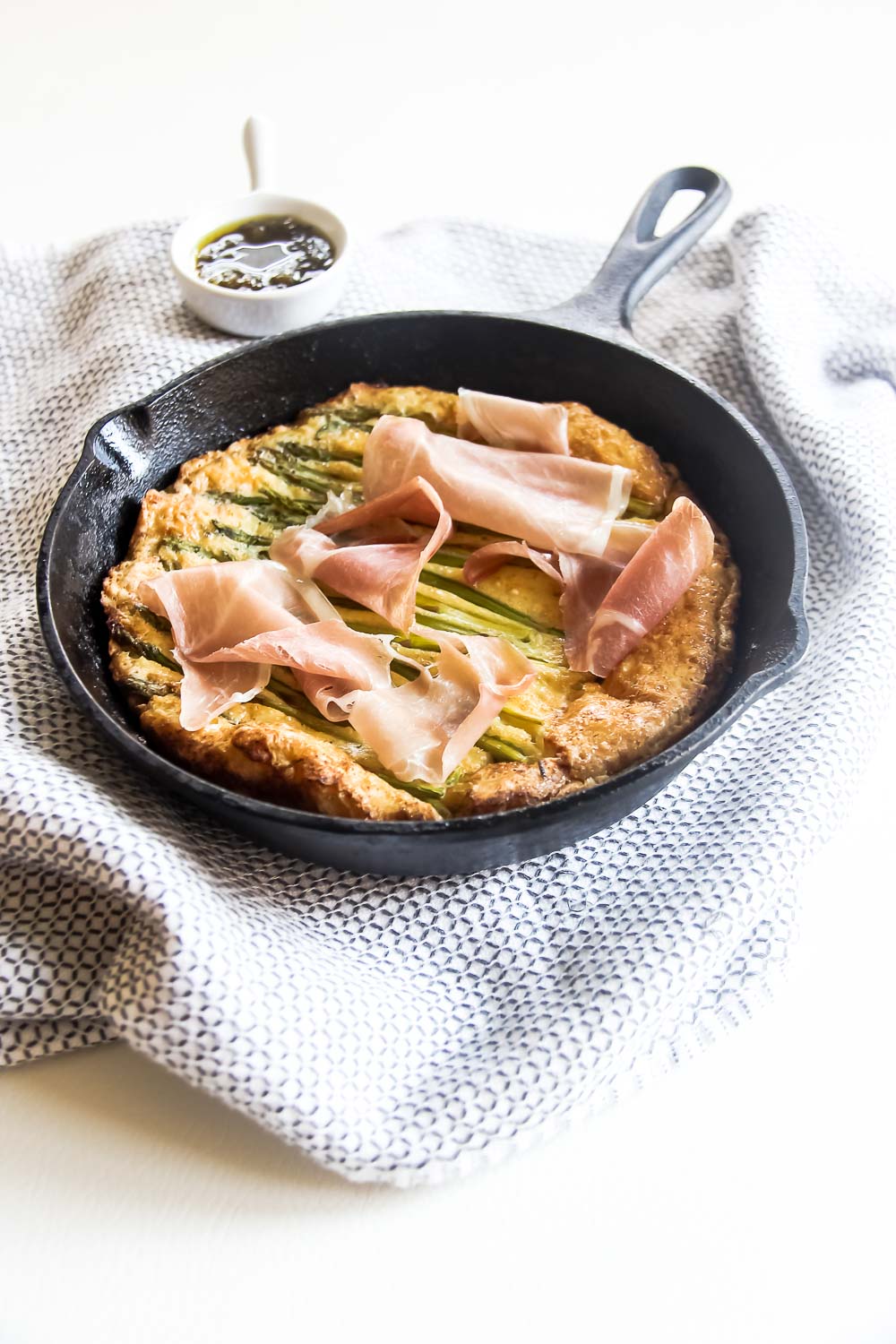 Asparagus Prosciutto Pancakes - a classic Dutch baby pancakes with savory and tasty fillings. This makes a fast and easy breakfast full of deliciousness!