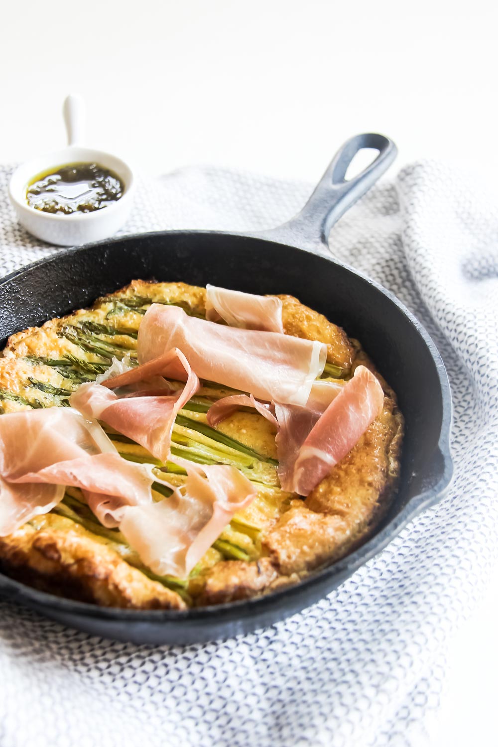 Asparagus Prosciutto Pancakes - a classic Dutch baby pancakes with savory and tasty fillings. This makes a fast and easy breakfast full of deliciousness!