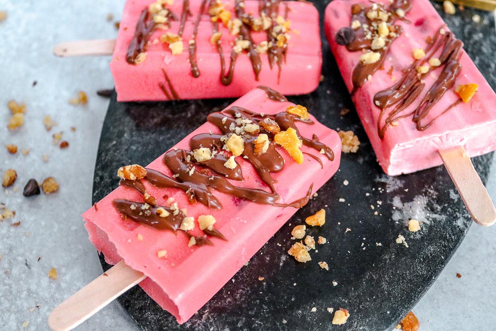 These Keto Strawberry Popsicles are frozen treats to keep you cool in the heat. Super fast and easy, these homemade pops are a fun alternative to store-bought frozen treats.