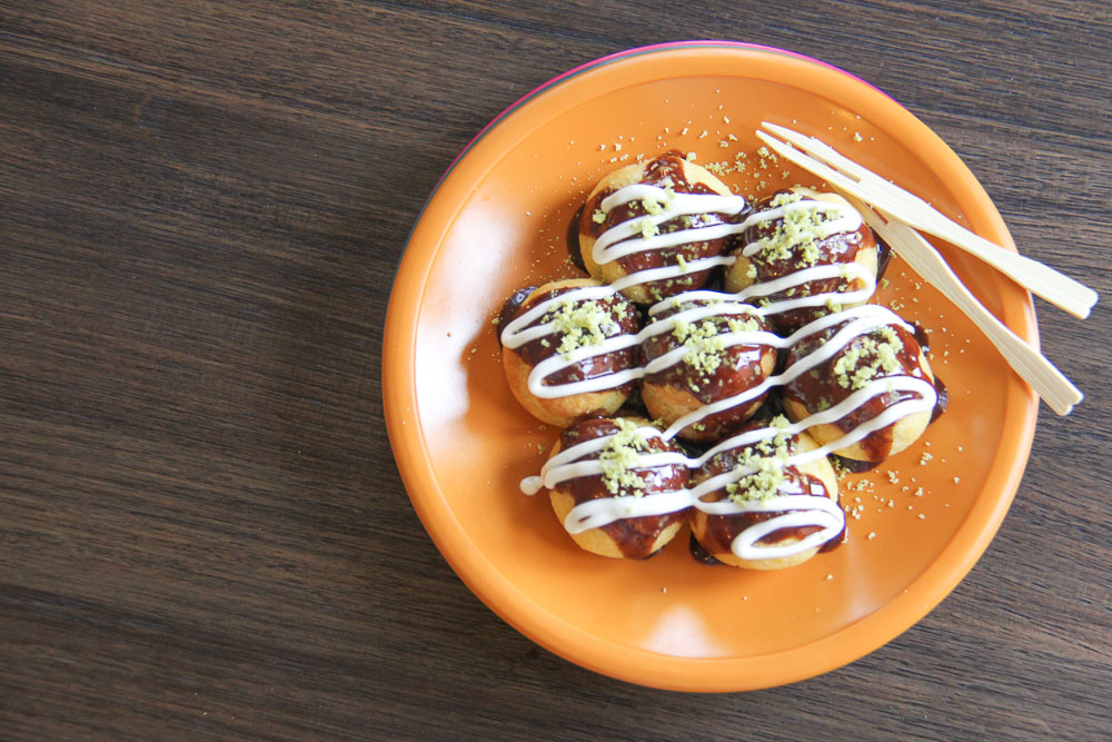 Takoyaki Cream Puff - mini, bite-sized eclairs pop with vanilla filling. A fun way to enjoy your cream puffs, with green tea and drizzle with white chocolate.