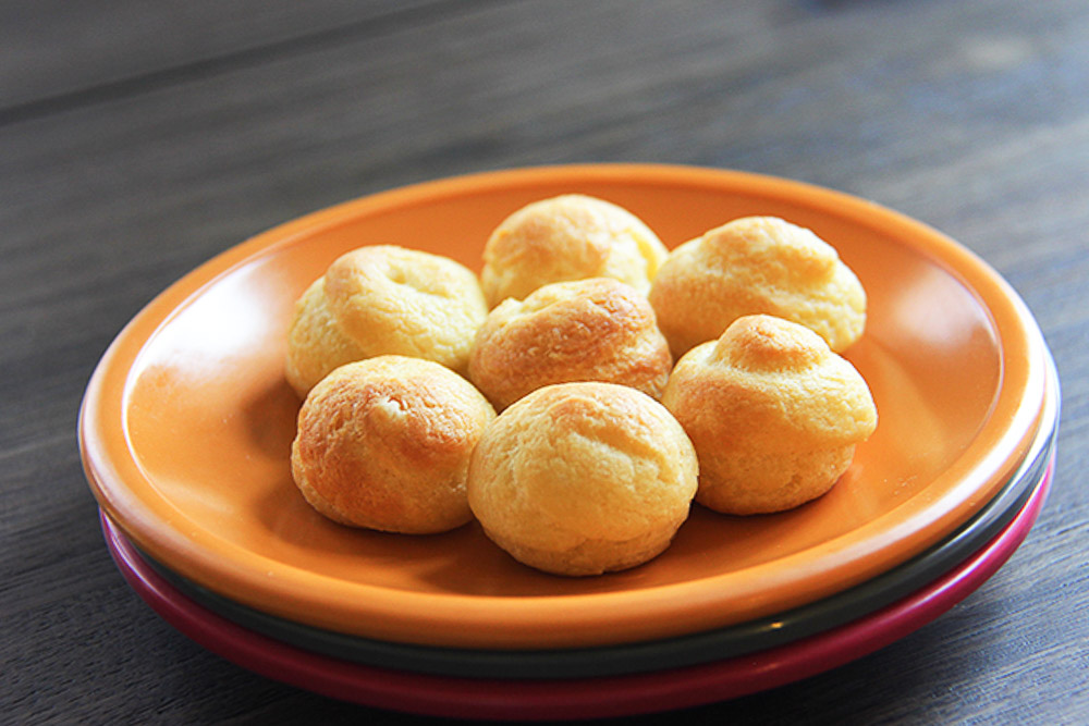 Takoyaki Cream Puff - mini, bite-sized eclairs pop with vanilla filling. A fun way to enjoy your cream puffs, with green tea and drizzle with white chocolate.