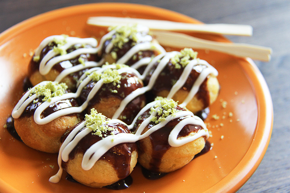 Takoyaki Cream Puff - mini, bite-sized eclairs pop with vanilla filling. A fun way to enjoy your cream puffs, with green tea and drizzle with white chocolate.