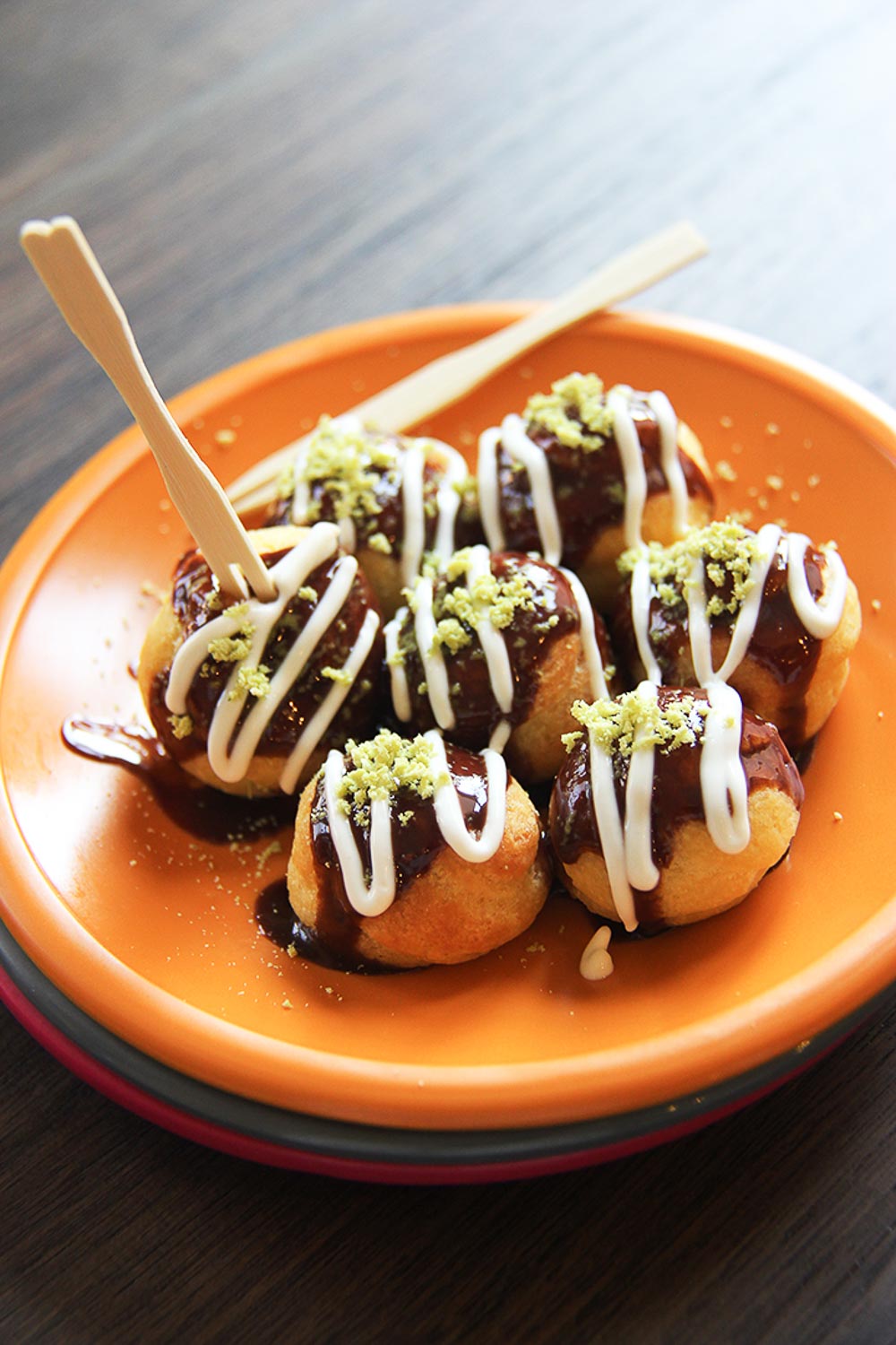 Takoyaki Cream Puff - mini, bite-sized eclairs pop with vanilla filling. A fun way to enjoy your cream puffs, with green tea and drizzle with white chocolate.