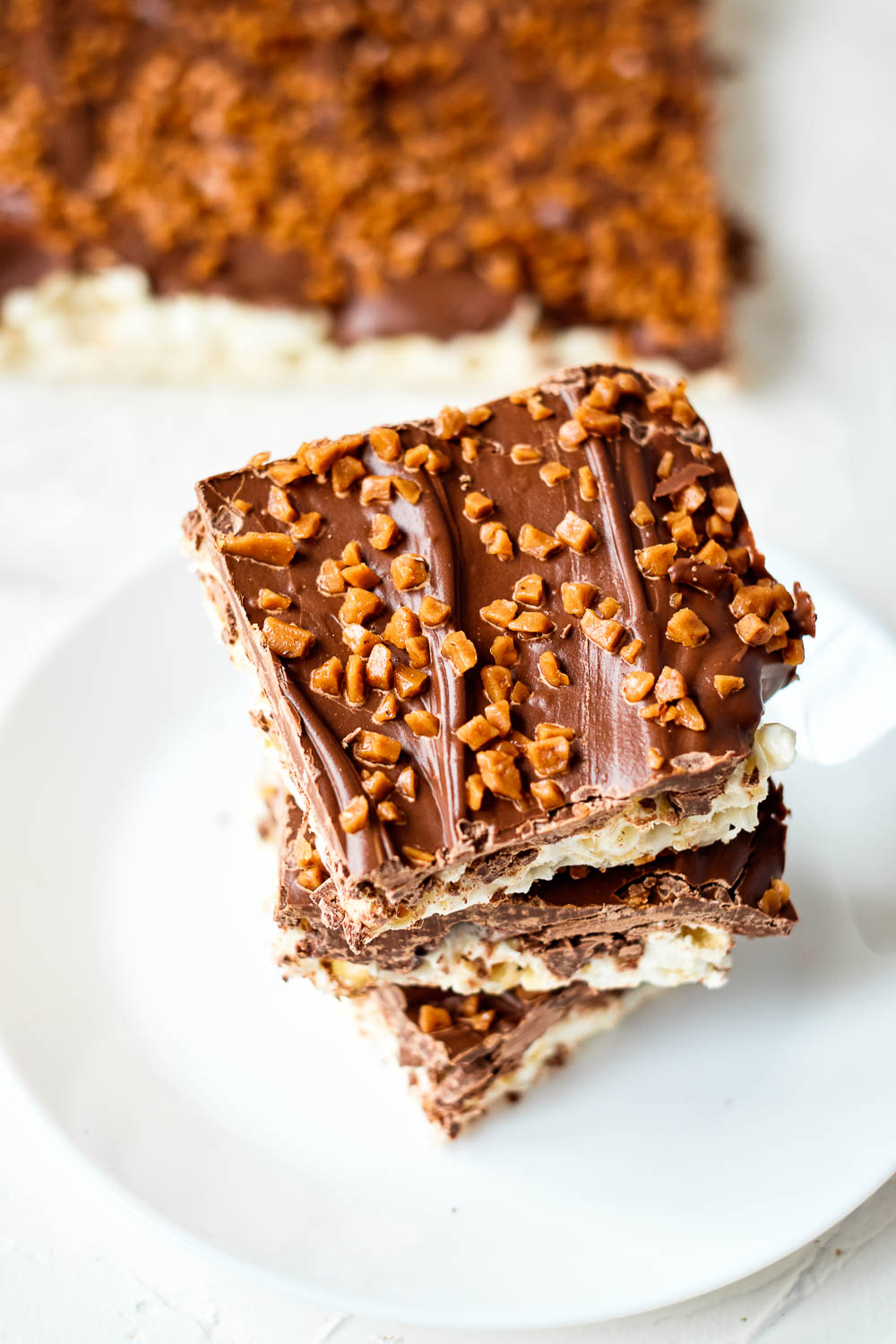 Forget the hassle of popcorn balls; these homemade no-bake chocolate chip popcorn bars are crowd-pleasing, easy to put together, and taste just fabulous without all the fuss! As added bonus, they’re customizable and you’ll end up with a ridiculously tasty treat.