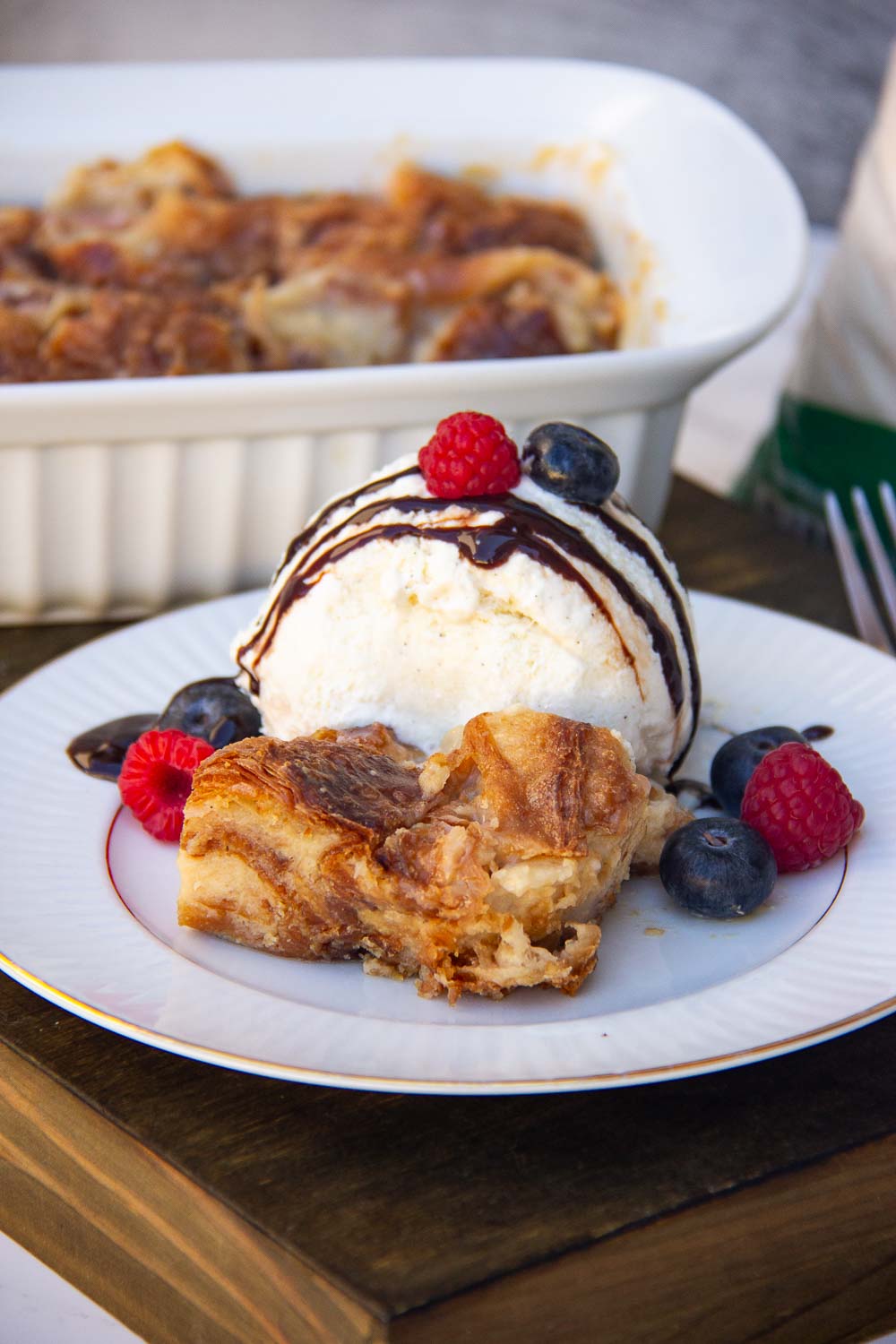 This overnight breakfast croissant casserole is so good and like a morning hug on your plate. It has the perfect mix of custard and bread pudding and is absolutely irresistible with all the fresh berries thrown in.