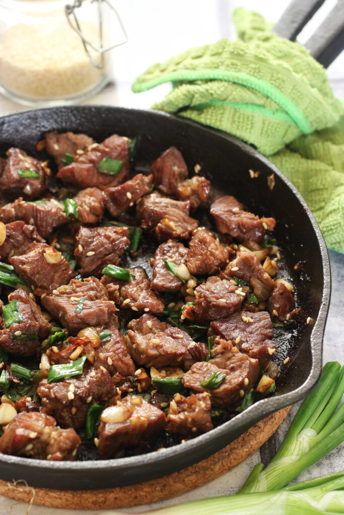 Juicy garlic beef steak recipe – a high-protein, iron-rich comfort food.