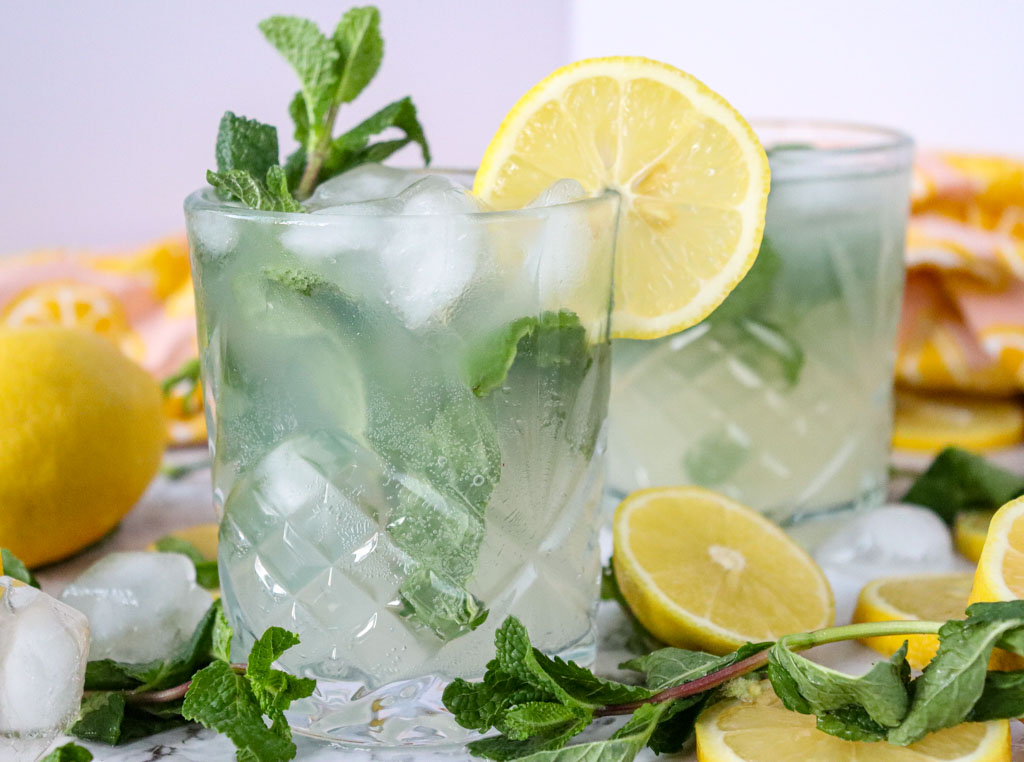 Healthy non-alcoholic mocktail with collagen and fruit